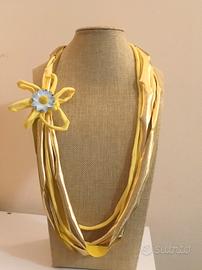 Collana in tessuto giallo e dorato