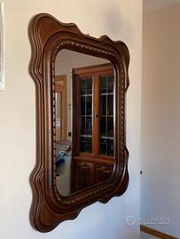 Specchio con cornice in legno lavorato