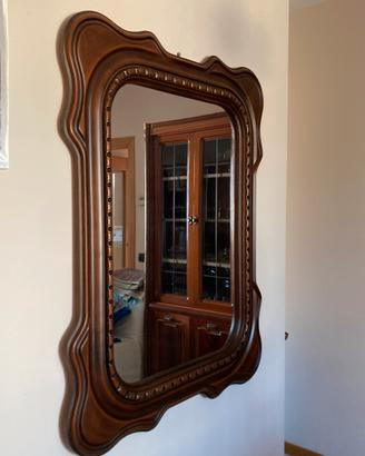Specchio con cornice in legno lavorato