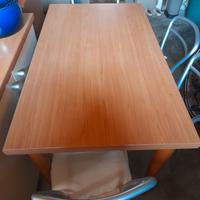 tavolo da cucina con sedie