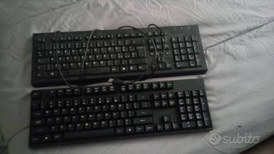 due tastiere un monitor