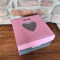 Scatola Moschino con cuore