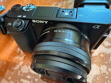 Fotocamera Sony α6100 con due Obiettivi più kit