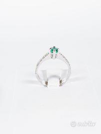 Anello con smeraldo e diamanti