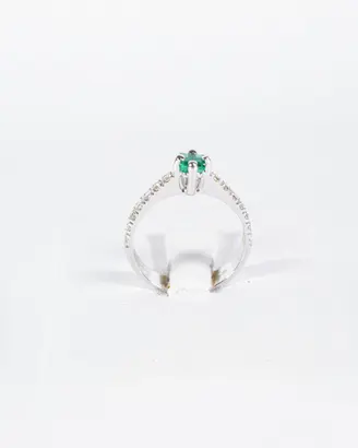 Anello con smeraldo e diamanti