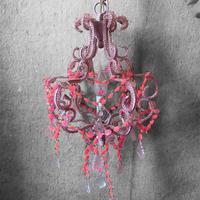 Lampadario a gocce, rosa e fucsia.