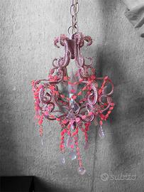 Lampadario a gocce, rosa e fucsia.