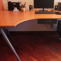 Scrivania angolare ripiano in legno 