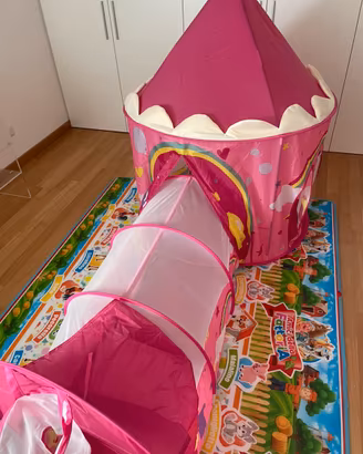 Tenda con tunnel e piscina palline