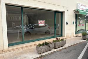 Negozio in centro ad Isola Vic