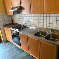 Cucina com elettrodomestici