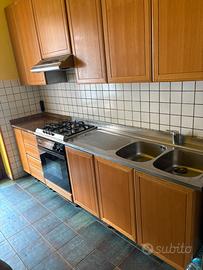 Cucina com elettrodomestici