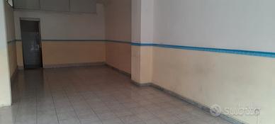 Si fitta locale comm.40 mq.con bagno. Signorile