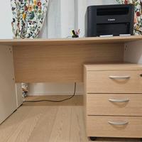 Scrivania con cassettiera