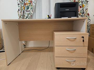 Scrivania con cassettiera
