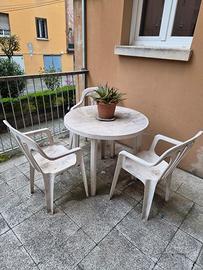 tavolo e sedie di plastica