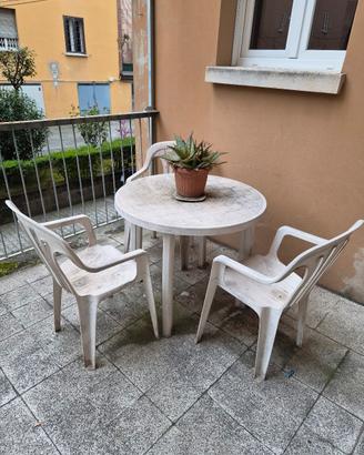 tavolo e sedie di plastica