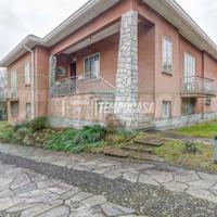 VILLA SINGOLA CON TERRENO EDIFICABILE