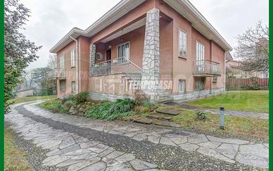 VILLA SINGOLA CON TERRENO EDIFICABILE