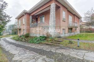 VILLA SINGOLA CON TERRENO EDIFICABILE