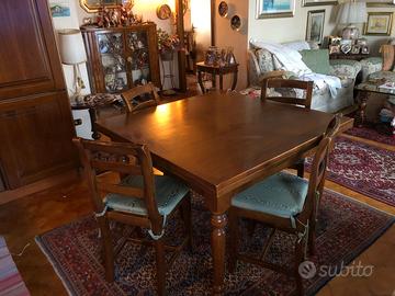 Tavolo allungabile e 8 sedie in legno
