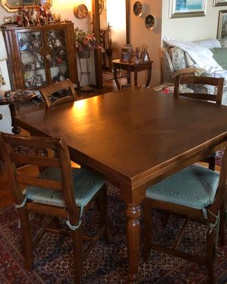 Tavolo allungabile e 8 sedie in legno