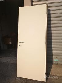 Porta nuova in legno bianca, completa di cornice 