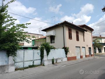 Appartamento con annesso negozio in centro
