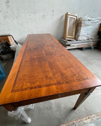 Grande tavolo in legno