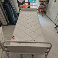 Letto degenza con sponde e schienale regolabili