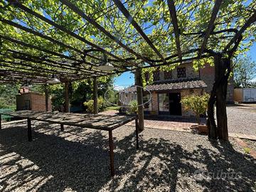 Rustico / Casale di 511 m² con più di 5 locali e b
