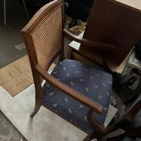 Sedie singole e divanetto rivestito in stoffa blu