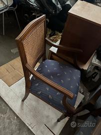 Sedie singole e divanetto rivestito in stoffa blu