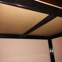 Scaffale nero in metallo con ripiani in legno