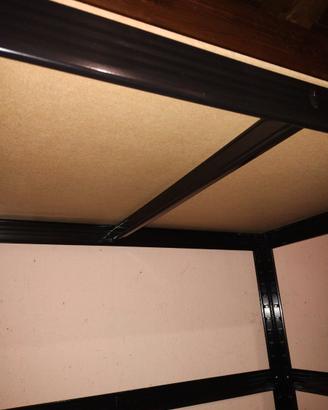 Scaffale nero in metallo con ripiani in legno