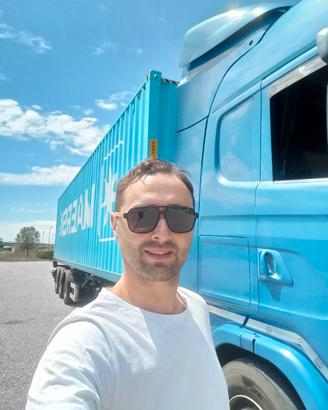 Autista di camion C/CE/CQC + ADR (vivo a Genova)