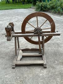 Antico arcolaio in legno