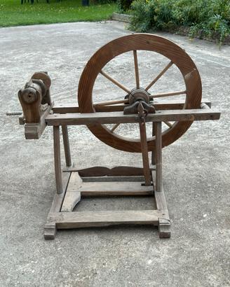 Antico arcolaio in legno