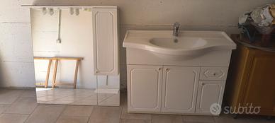 mobile da bagno con lavandino e specchiera