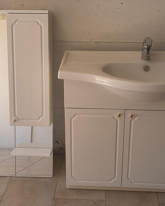 mobile da bagno con lavandino e specchiera