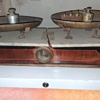 BILANCIA ANTICA IN LEGNO E MARMO CON 2 PIATTI IN O