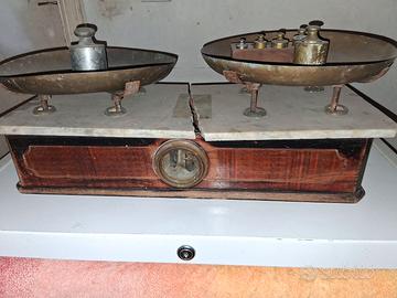BILANCIA ANTICA IN LEGNO E MARMO CON 2 PIATTI IN O