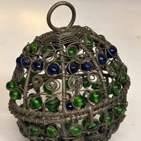 Palla aprilibe in metallo e perline di vetro