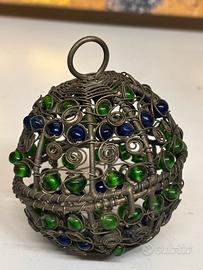 Palla aprilibe in metallo e perline di vetro