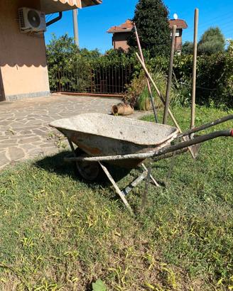 carriola funzionante per giardino