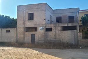 Fabbricato al rustico di ampia superficie