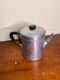 Antica caffettiera in alluminio