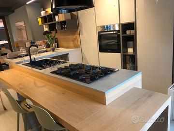 Cucina con penisola moderna nuova