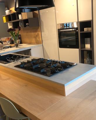 Cucina con penisola moderna nuova