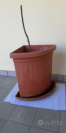 Vaso fioriera angolare in plastica